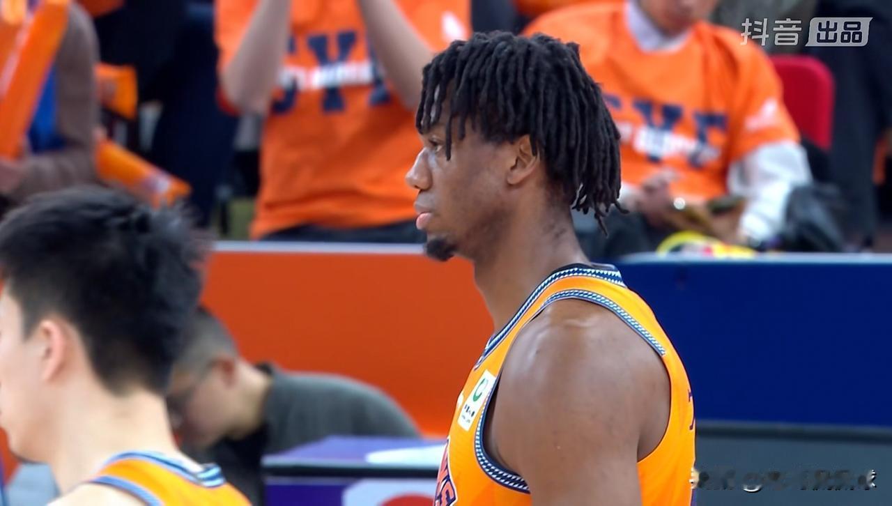 上海久事外援怀特塞德在篮下真是翻江倒海！在今天上海久事主场以86：67大胜北京北