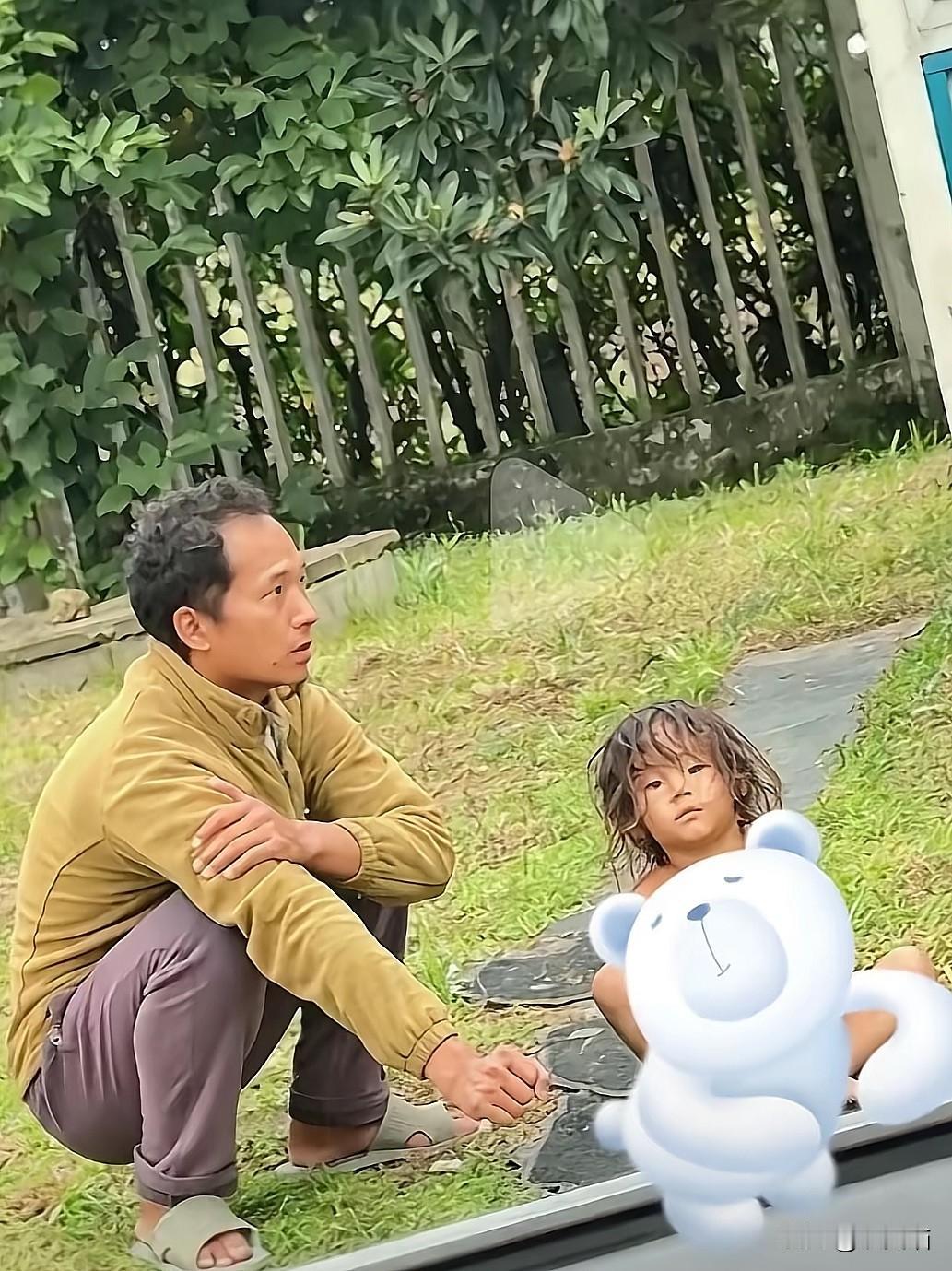 这个就是爬行孩子的父亲李枝虎，光看那文质彬彬的样子，谁能想到他干出的事这么让