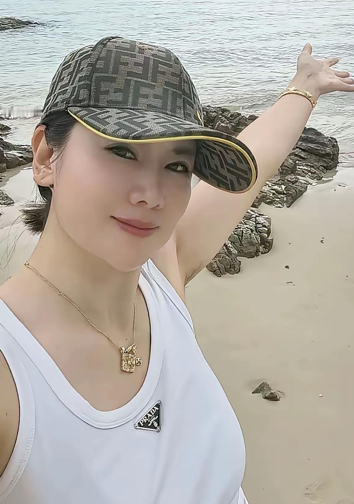 心有山海，静而无边。珍妮子不属于任何人，也不挽留任何物，她身上有种无意义的美。