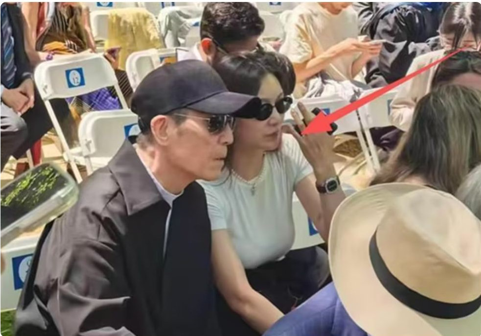 张艺谋夫妇现身耶鲁，参加儿子毕业礼，陈婷年轻贵气，两人好恩爱