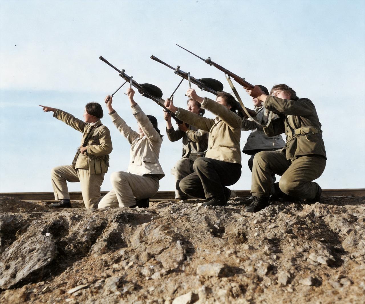 这是五六十年代六名女民兵在练习打飞机。这也是当年民兵练习的必修科目。这样练习射击