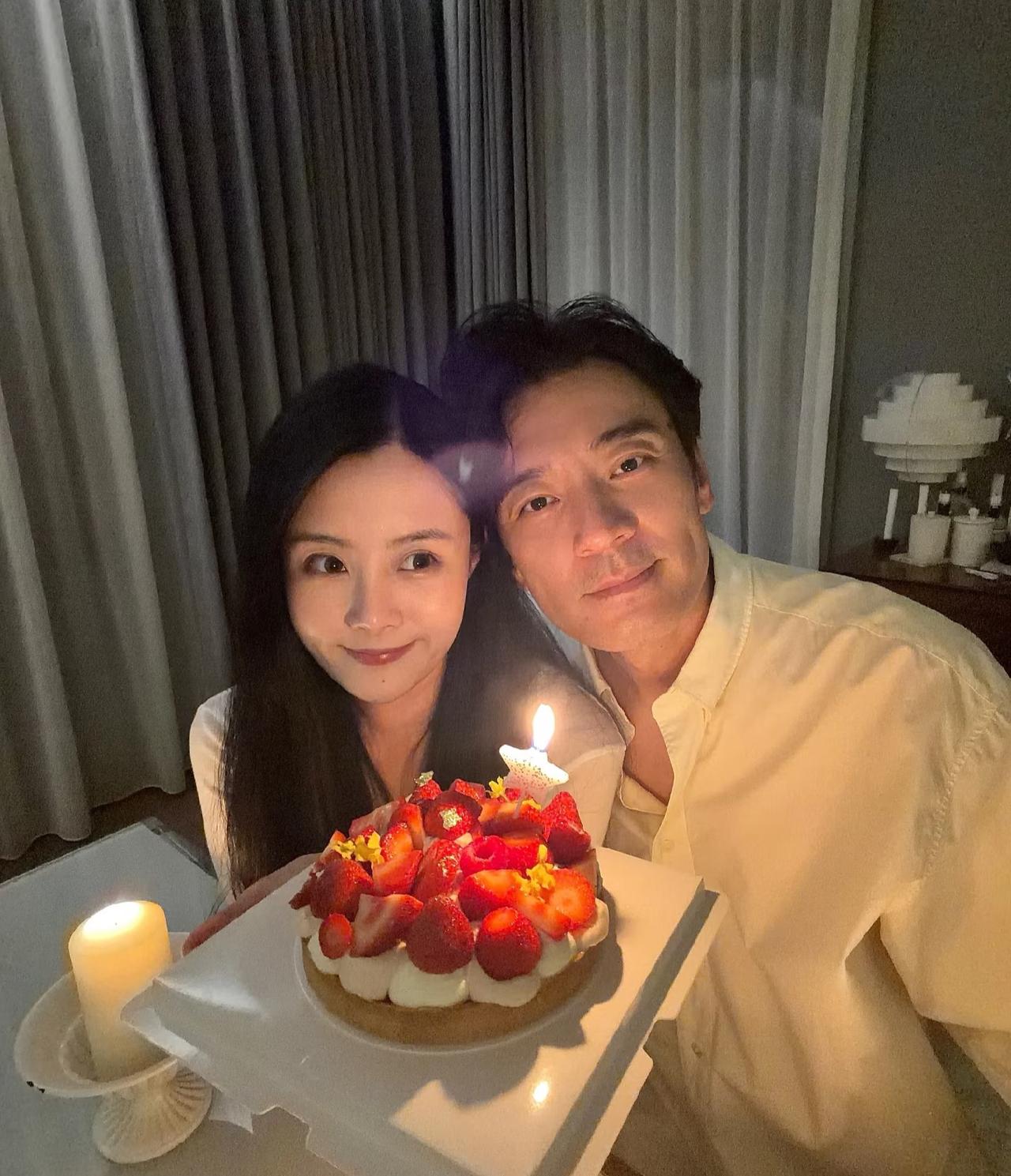 李光洁给老婆隋雨蒙过生日，两人手捧蛋糕，点着蜡烛，气氛非常浪漫！合影中