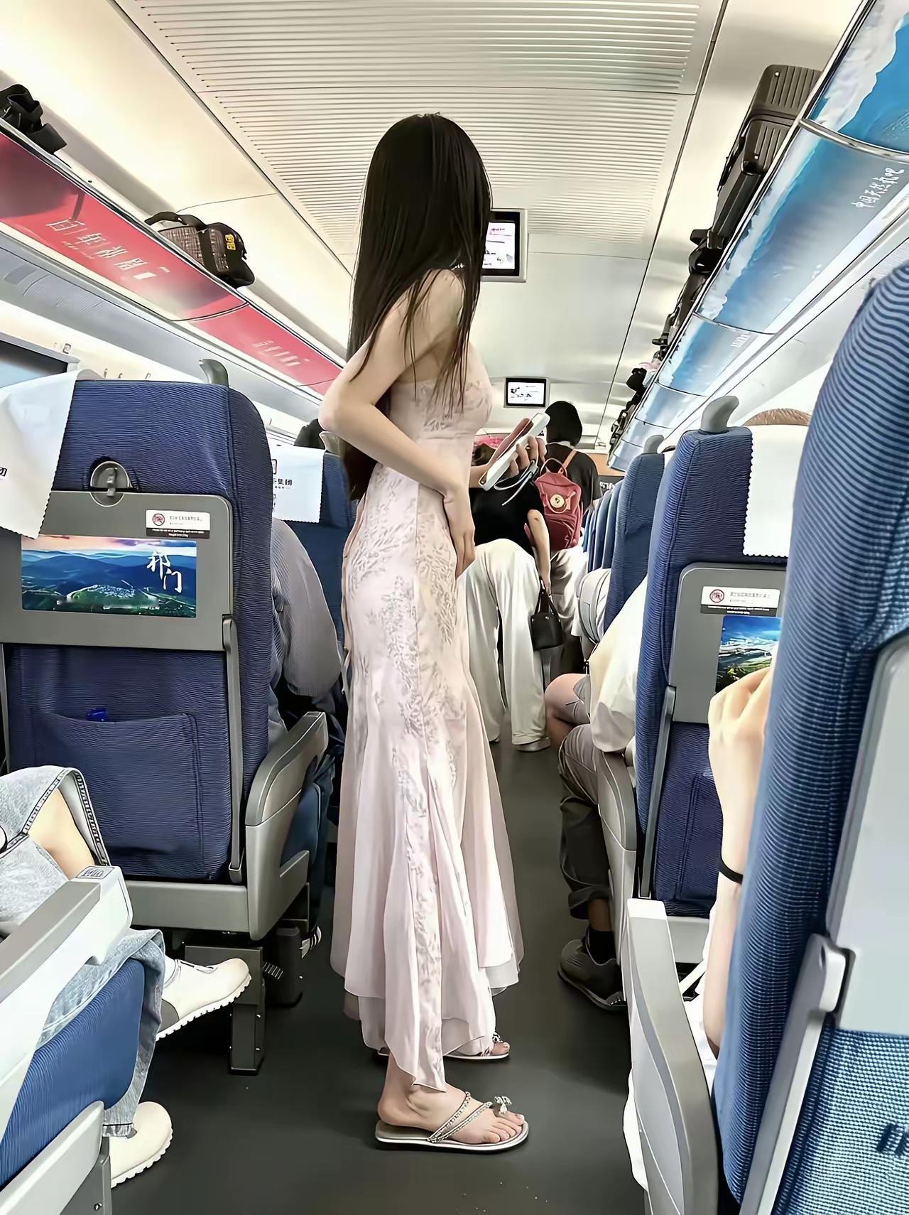 高铁车厢里的一抹柔粉，蕾丝裙摆跟着车身轻轻晃，像是把春天的浪漫打包进了行程里。