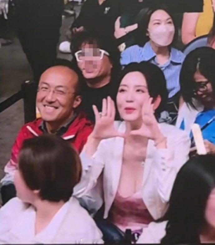 张萌和老公同框张萌和老公看刘宇宁演唱会张萌和老公看刘宇宁演唱会，夫妻俩罕见同框