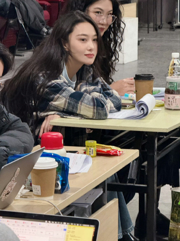 张馨予说真的有认真听课呢哈哈哈哈张馨予晒照啦~真的有认真听课呢