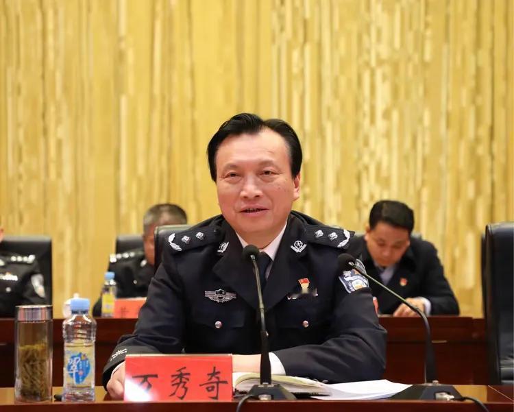 2009年8月，从省厅空降宜春担任公安局局长的万秀奇，在处理一起涉黑案件时，面对