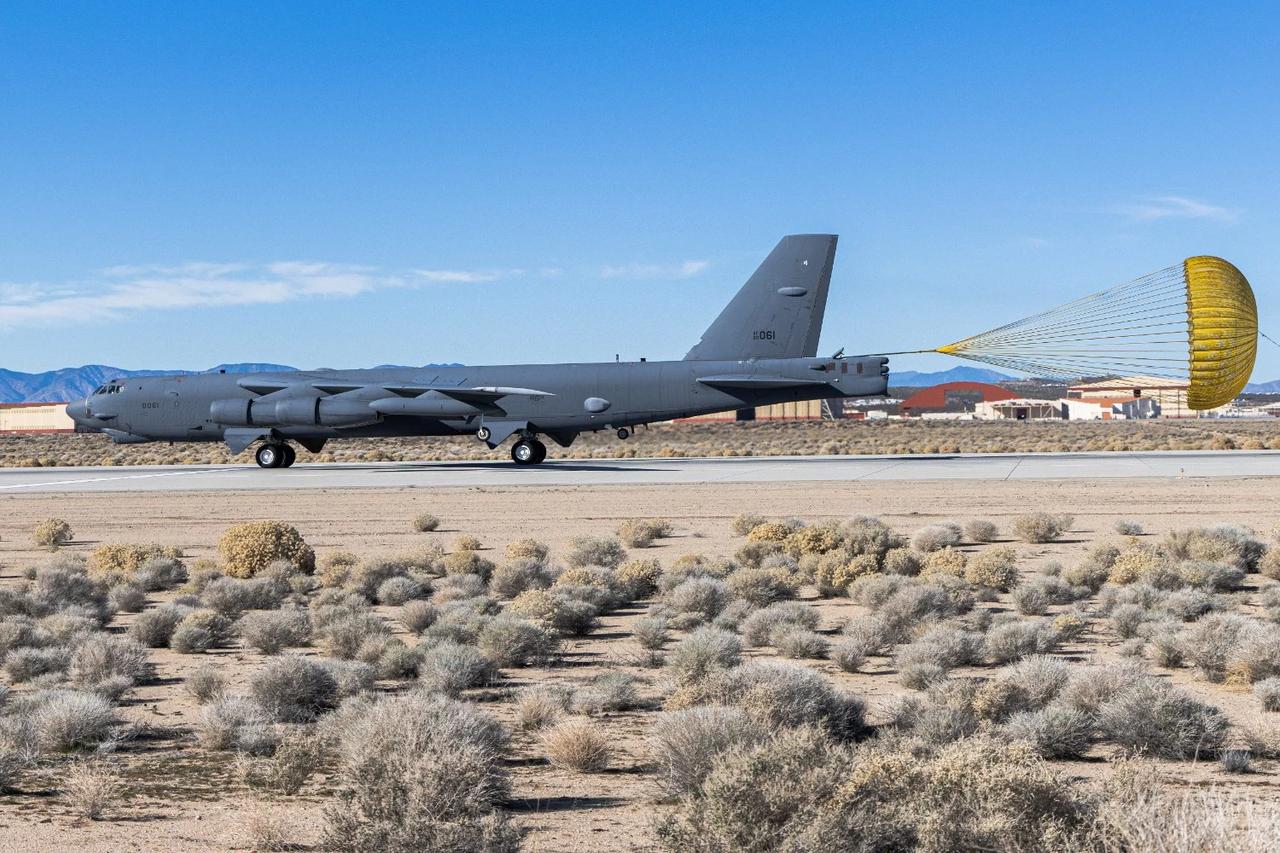 坠机仅一周就复飞！B-52H坠毁没踩刹车，75架老轰炸机硬扛升级死线6月22