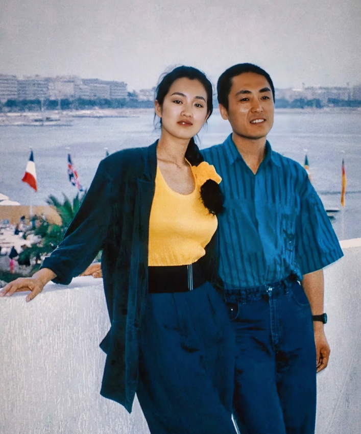1990年，巩俐和张艺谋带着《菊豆》去了戛纳。这一年，巩俐25岁，张艺谋40岁