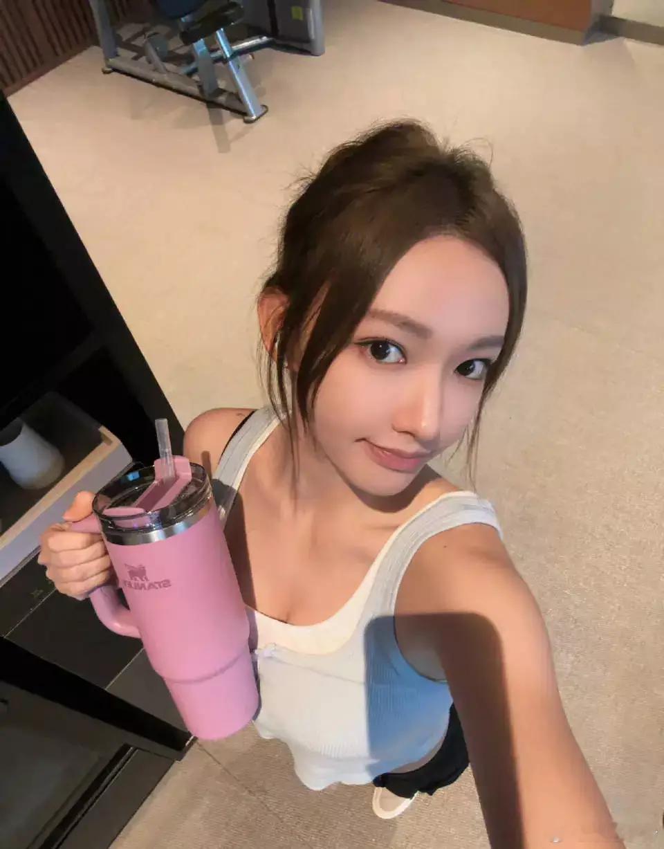 分享娱乐程潇手捧鲜花甜笑松弛大方素颜状态能打皮肤无瑕疵