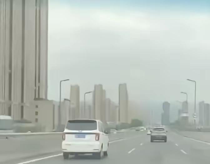 男孩给女友叫了辆网约车，自己没送，结果司机就是女孩亲爸。老李接单时没看乘客名，