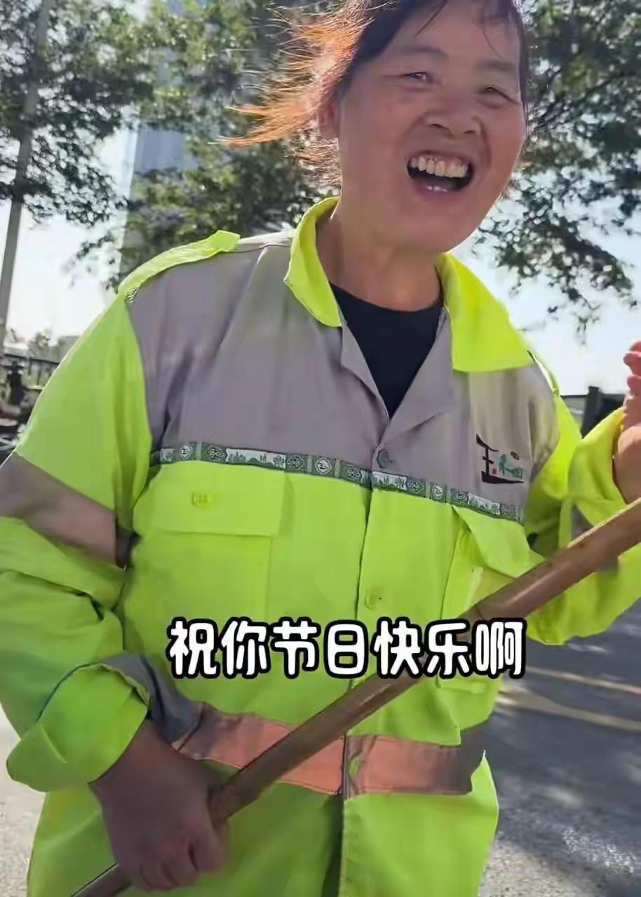 平凡善意最动人！三次帮忙无抱怨，五一礼物让环卫阿姨笑开了花三趟东西，阿姨没有