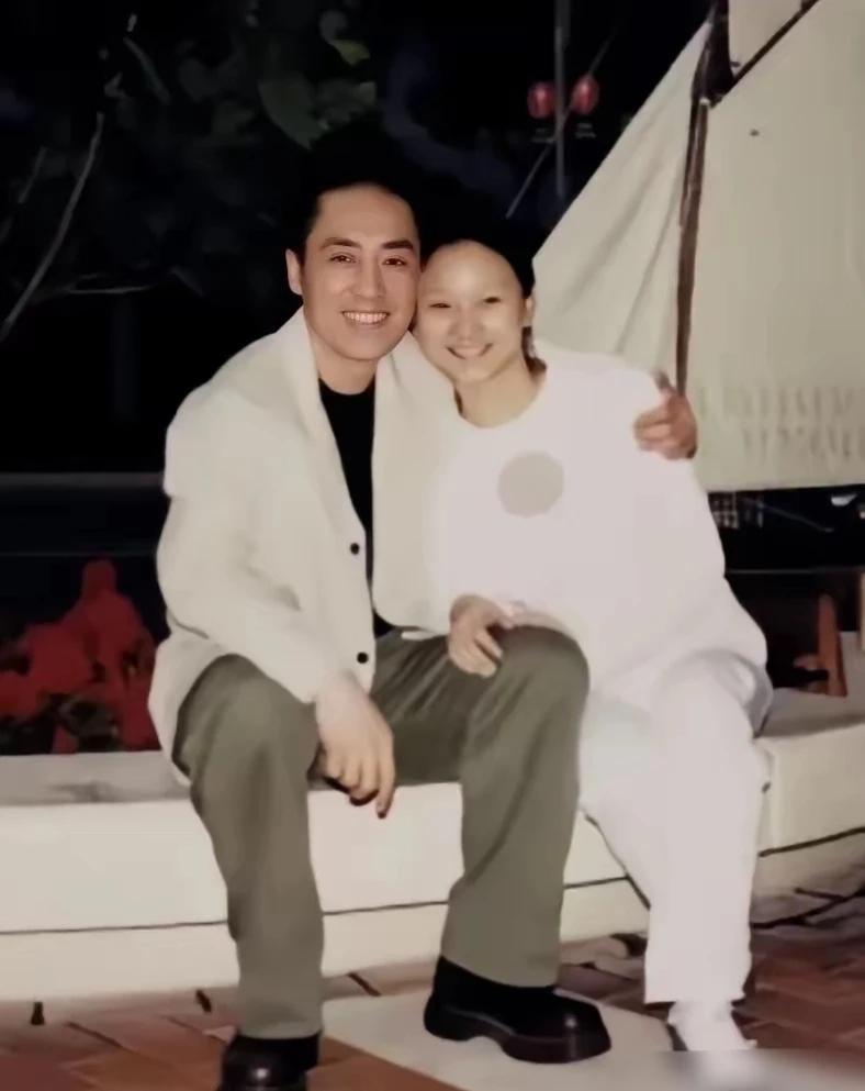 这张照片是2000年张艺谋和陈婷谈恋爱时拍的，那时候张导刚满50岁，陈婷还是个1