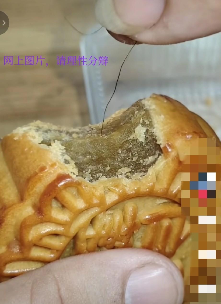 真恶心，怪不得月饼越来越没有多少人吃了刚刷到一个月饼视频，视频中男子手拿月饼，