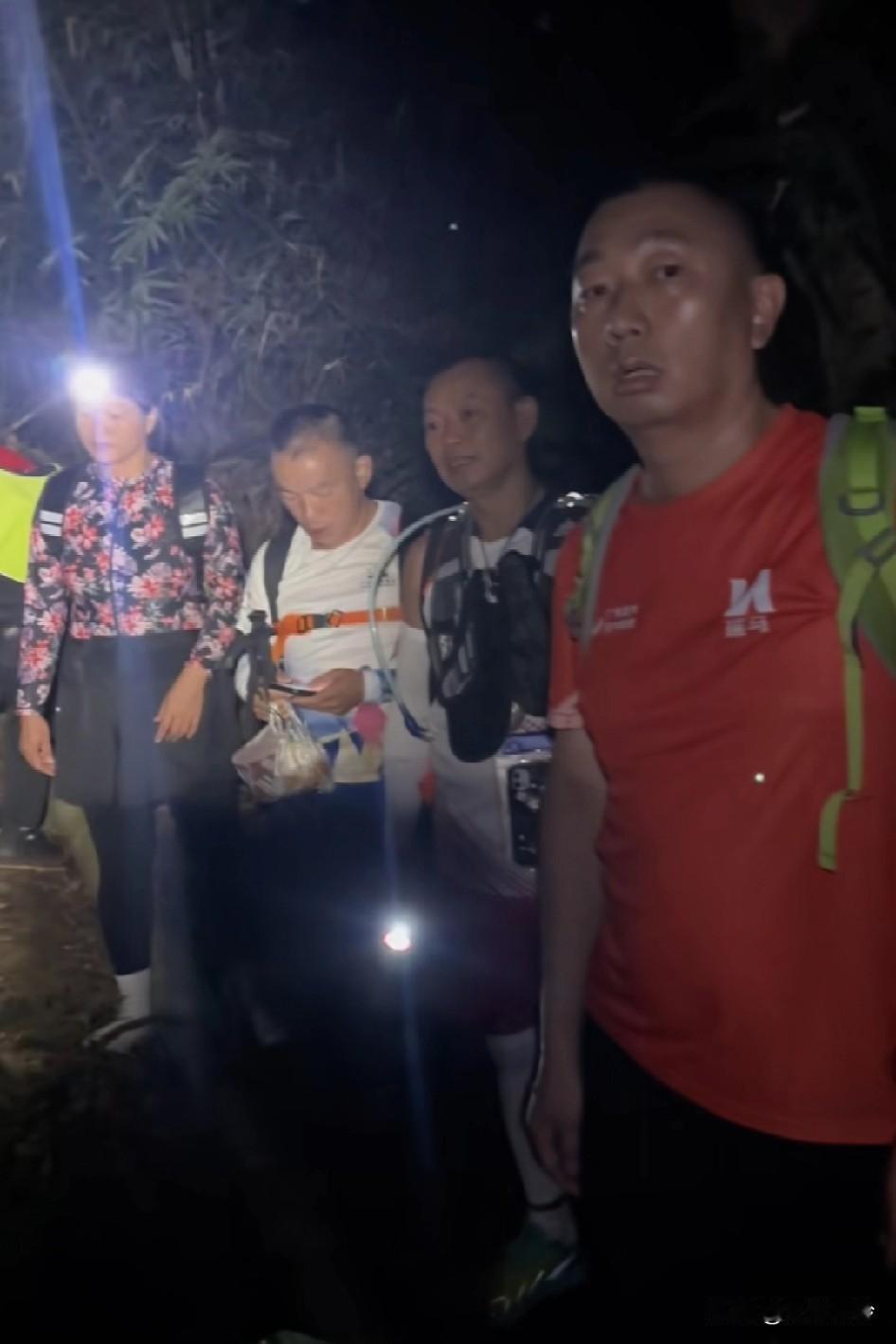 半夜爬山被吓死，传来女人哭声，那么多人还好，这大哥是真怕了脸都白了夜爬过一次