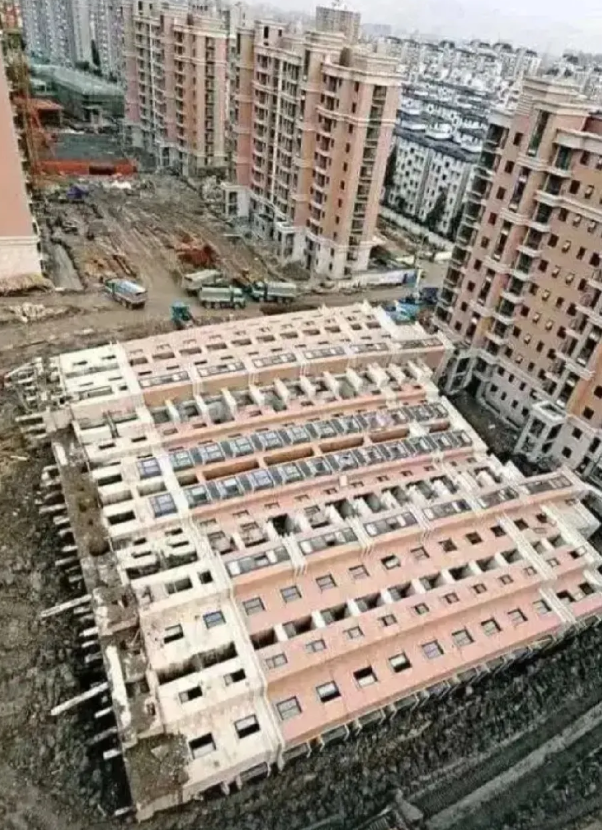 这照片当年很火，为什么因为玻璃没碎？