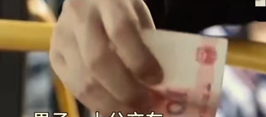 男子上了公交车，就往投币箱里投了一张百元大钞！司机劝阻说不能找零的，你投这么多钱