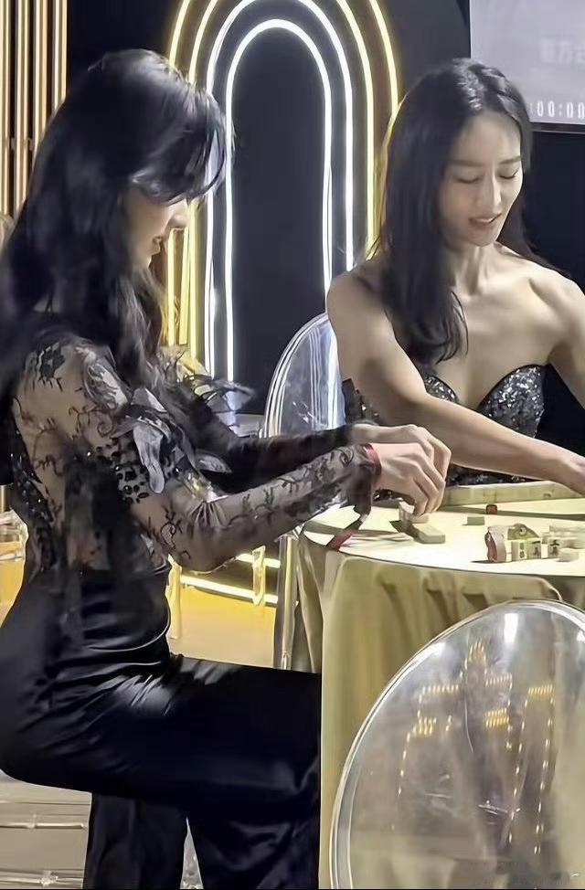 陈都灵这腰这仪态，居然是在打麻将….？