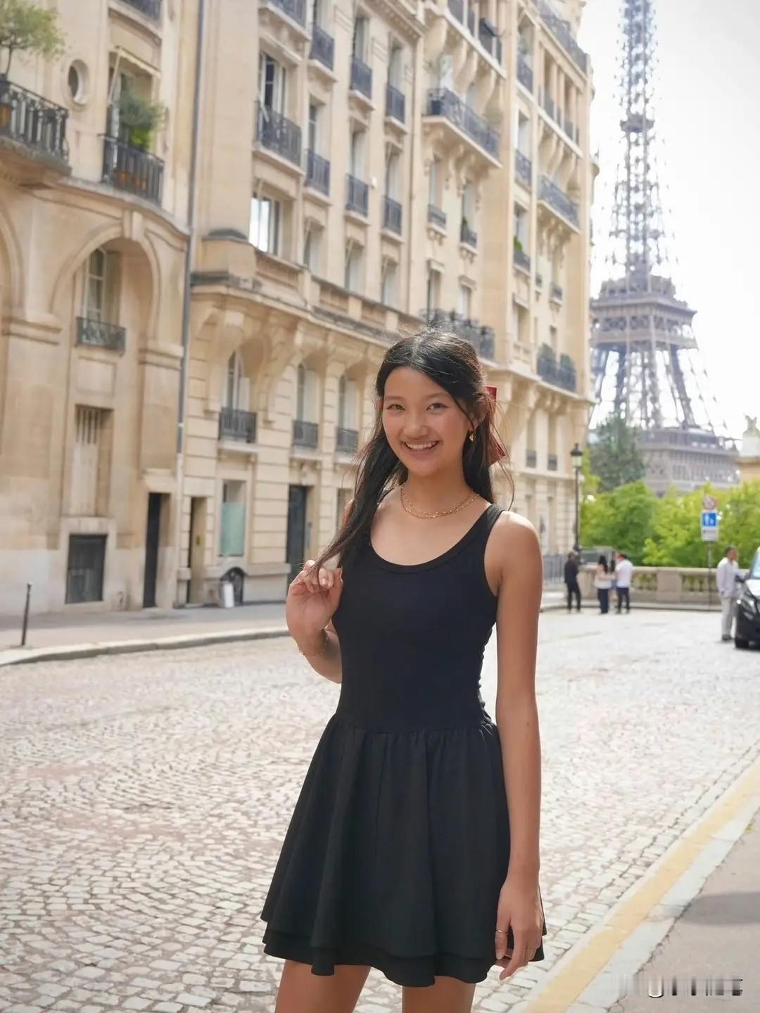 昔日TVB港姐冠军李嘉欣，近日在机场送别15岁爱女赴杭州独立生活，画面温馨又略带
