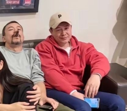 这张6人合照，认出了龚蓓苾和张译；也认出了戴着眼镜与口罩的白客和戴着帽子、拿着手