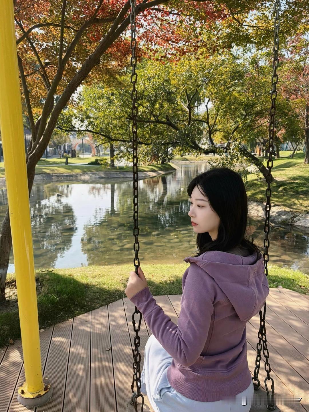 冬日暖阳下，优雅少女手执伞，静享阅读时光。