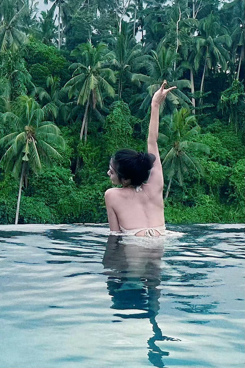 张紫宁沙滩泳装图集，娇俏甜美的小姐姐。张紫宁