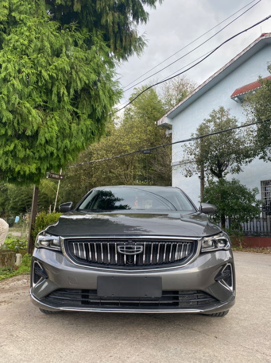 吉利帝豪第四代尊贵版1、1.5L自然吸气佛系开车够用；2、目前油耗加600元