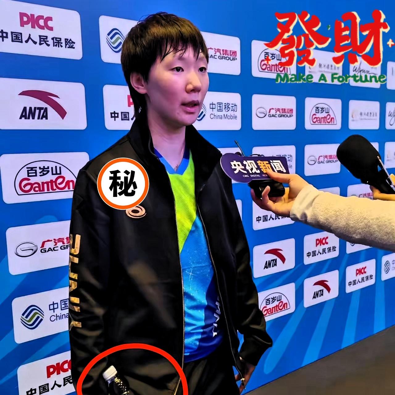 王曼昱这波操作，比夺冠还圈粉！全运会采访时的一个小动作，直接暴露了顶级人品！