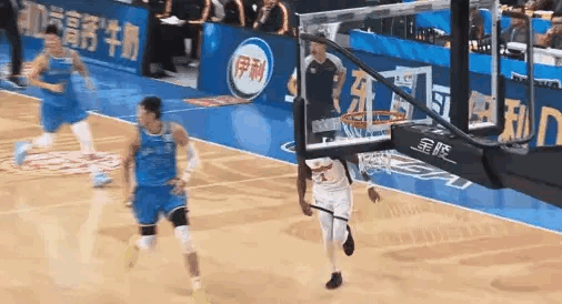 太戏剧性了，这次“连环撞车”居然误伤了徐杰，本来是萨姆纳撞到了周琦，可周琦倒地后