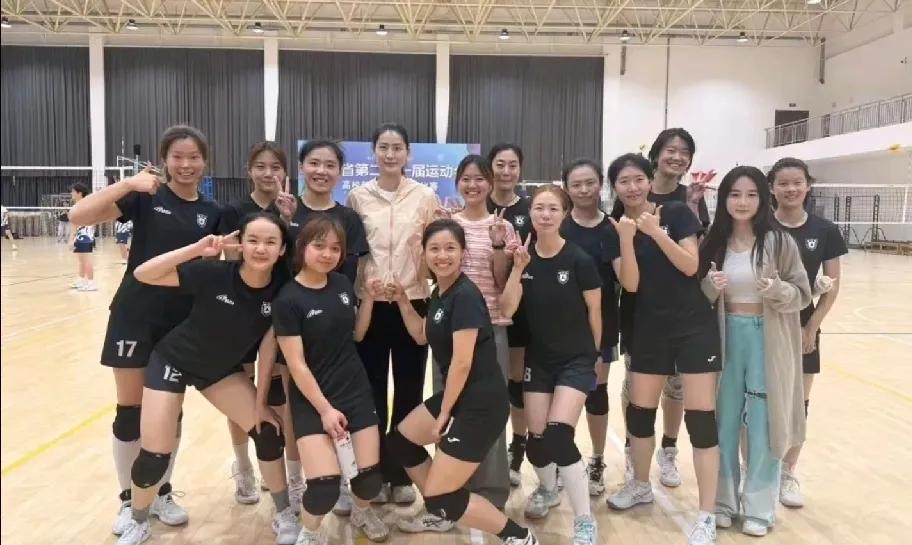 二传刁琳宇正在带队冲击执教的第一个冠军奖杯！球迷发现二传刁琳宇并没有到北京报到！