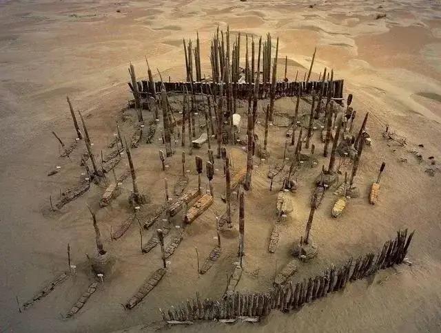 1934年，新疆有位猎人打猎时迷失方向，误入罗布泊深处，侥幸活了下来，从此精神恍