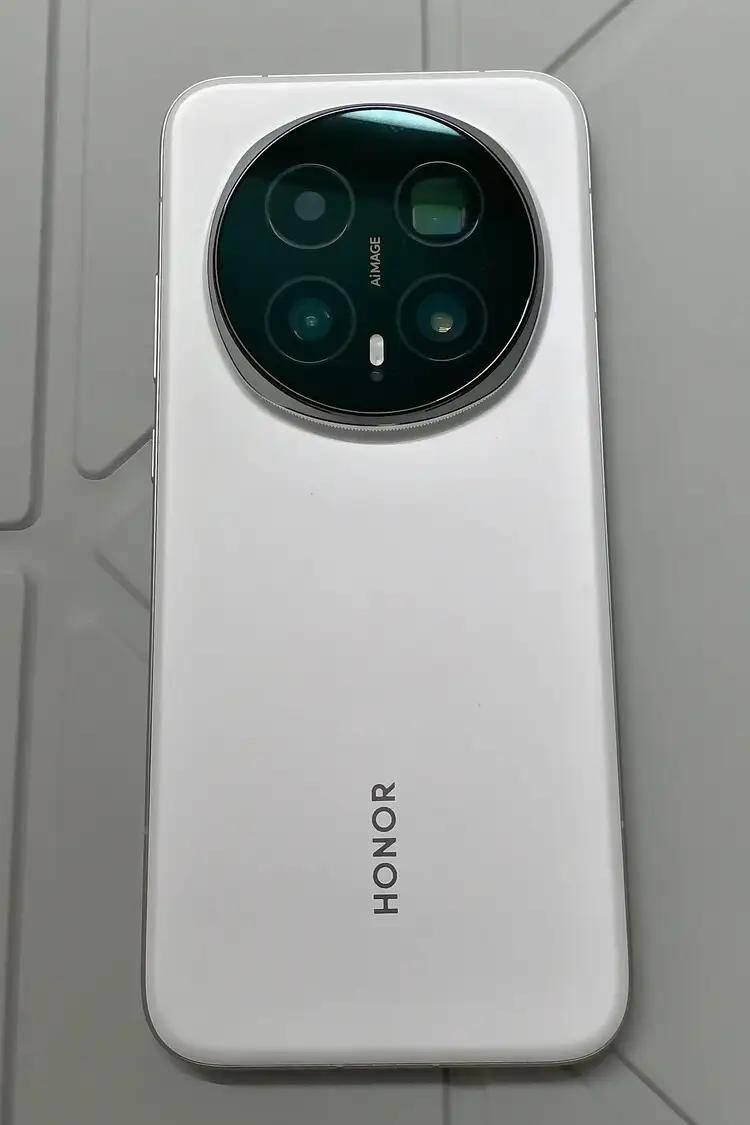 果然修手机的老板才是最懂行的人今天陪朋友去手机店换电池，没想到修机的老板眼光