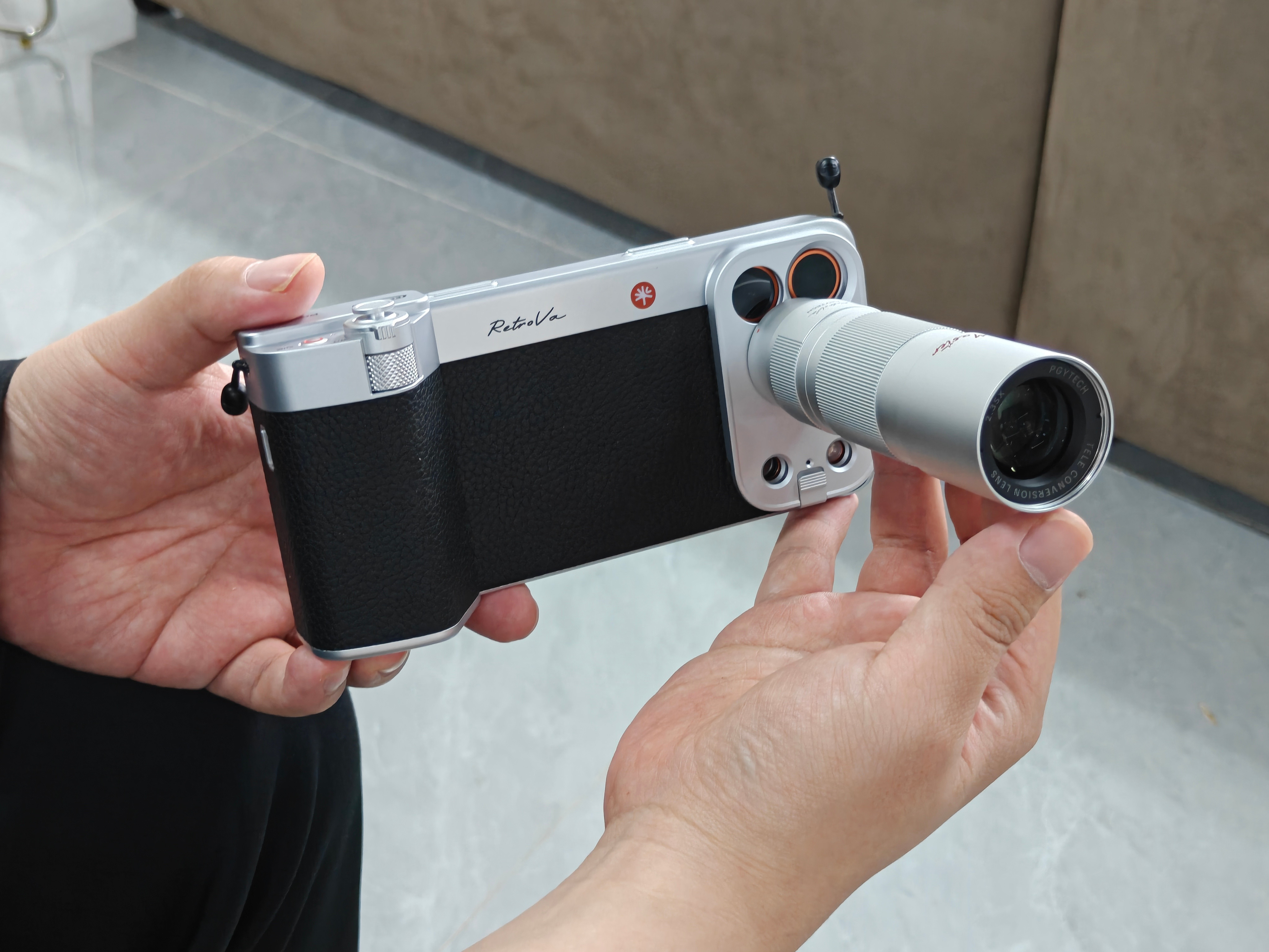 太离谱了，同事买了个iPhone17ProMax增距镜套装套在潜望长焦