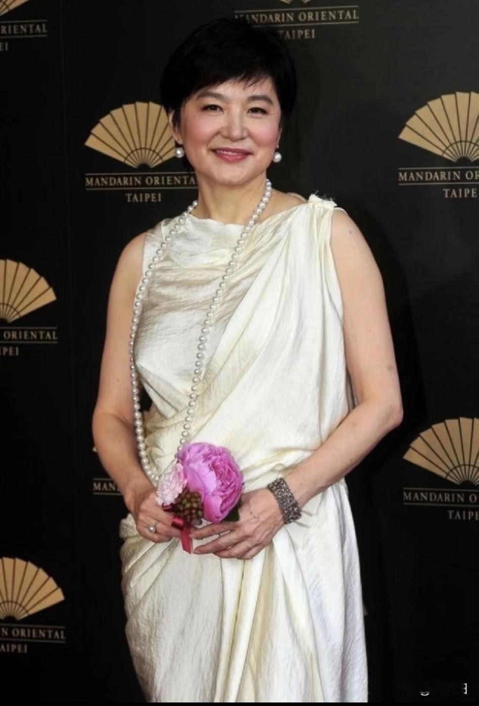 “松弛感”还得是她，一把年纪颜值身材双双拉满，刘亦菲都没她白。而她的“松弛感