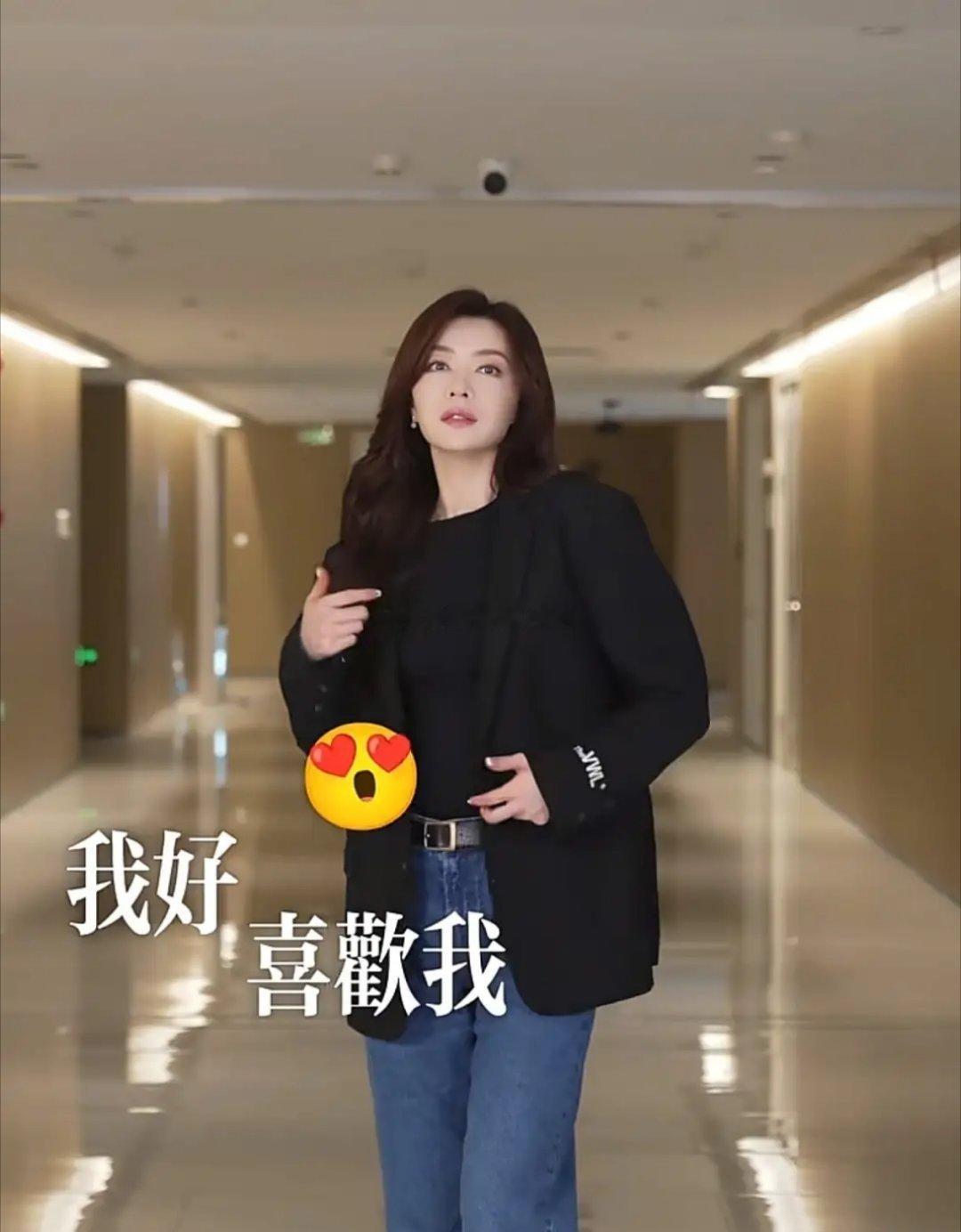 45岁的熊黛林跳舞时这身穿搭很亮眼：黑西装搭配牛仔裤，复古中透着高级感。她状态绝