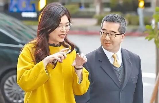 萧旭岑一语炸锅！2026年4月，国民党副主席萧旭岑在一档政论节目中公开表态，