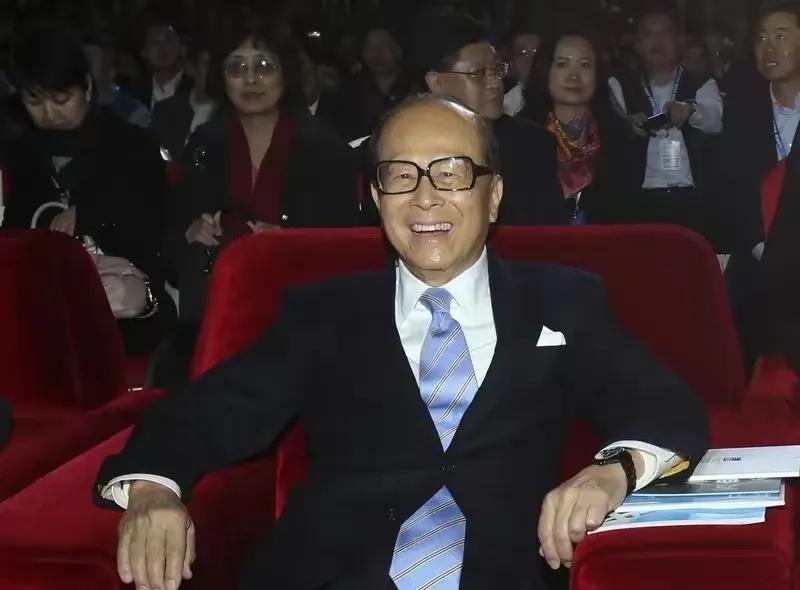 说实话，很心痛李嘉诚被喷。一个1928年出生在广东潮州的孩子，日军轰炸潮汕时