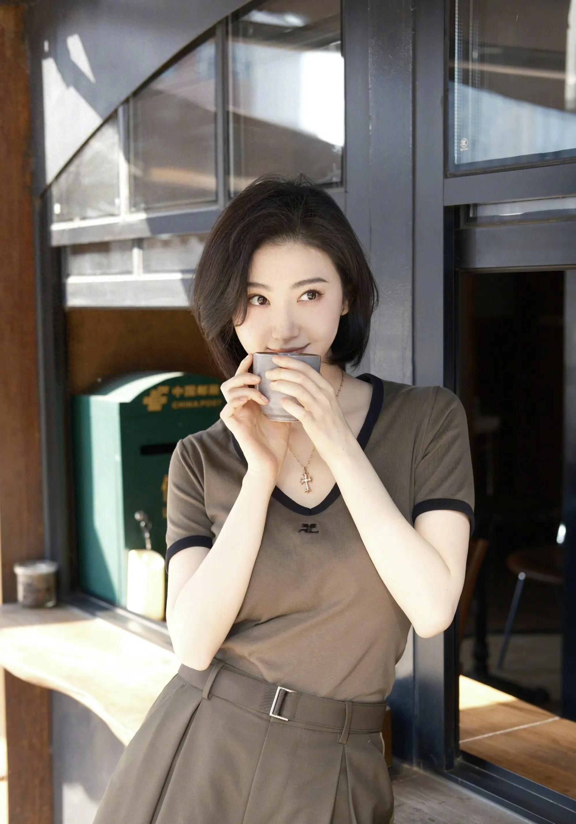 景甜午后时光写真：女神的惬意生活