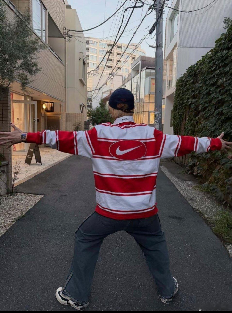 鹿晗ins发自拍花里胡哨，五颜六色。​​​