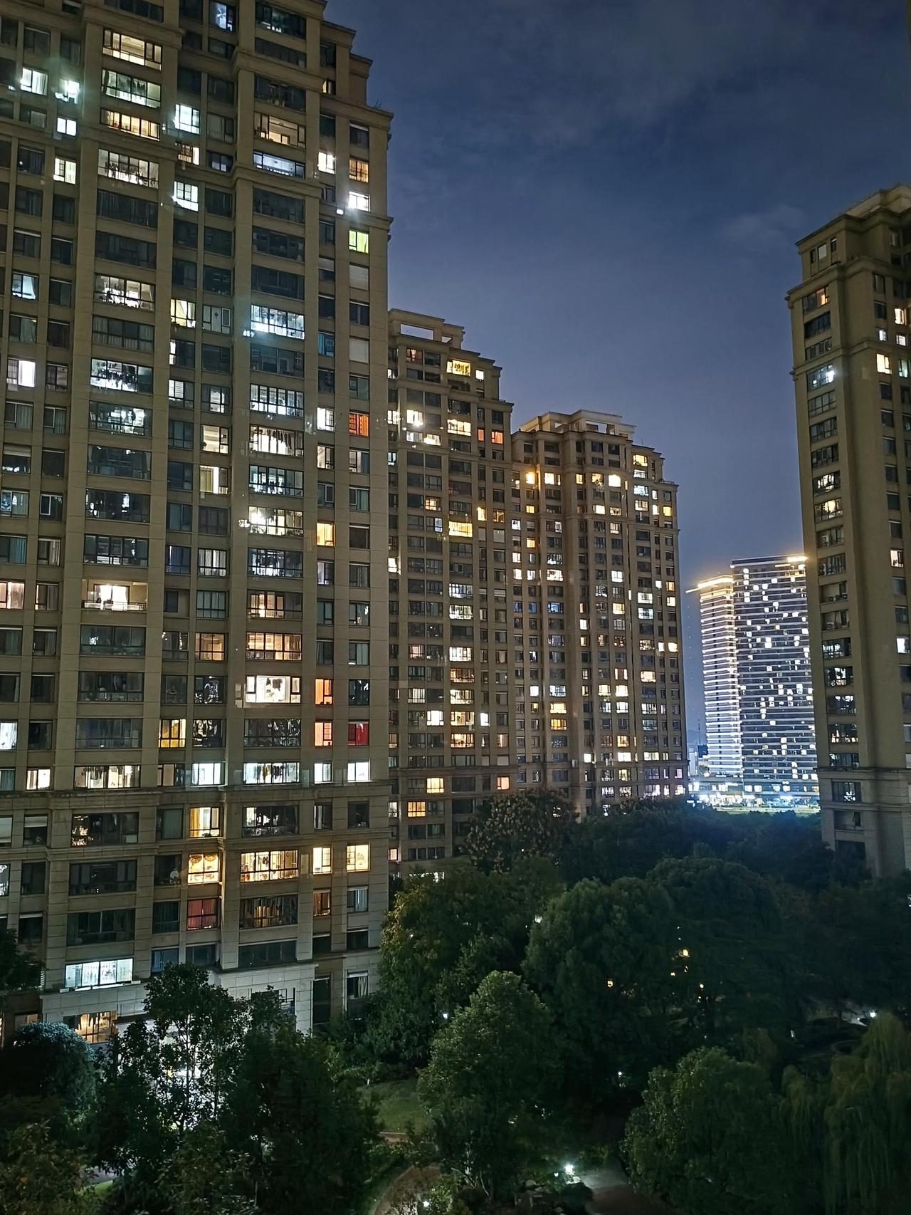 相隔30多公里的两个小区，几乎都是晚上22：00，同样的装修敲打声，你遇到过吗？
