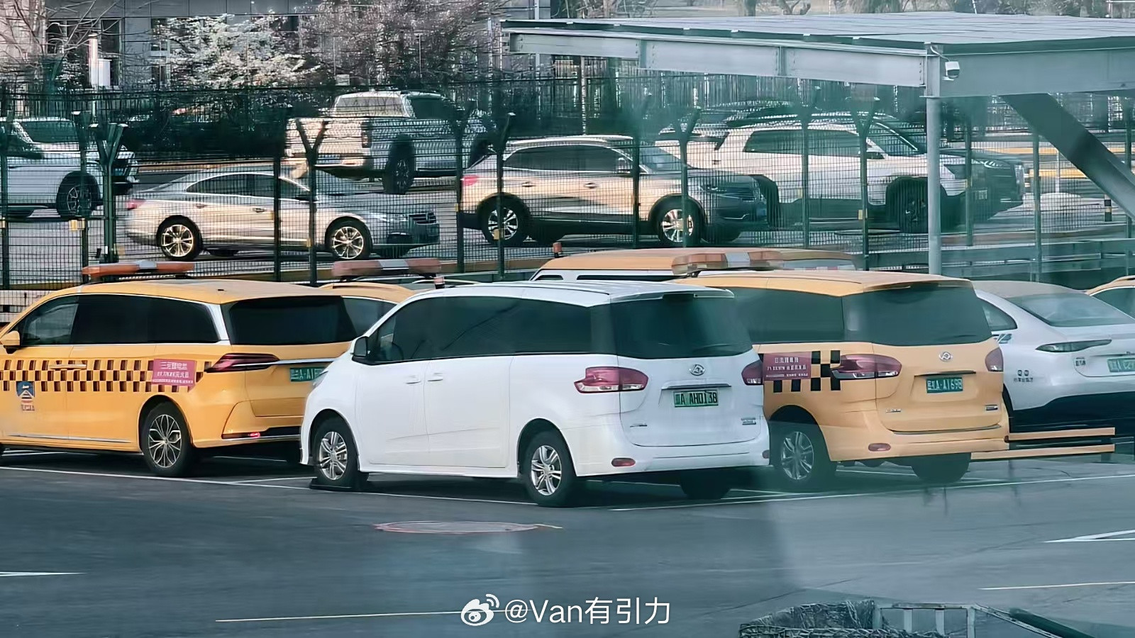 这几台大通可有点年头了van事通