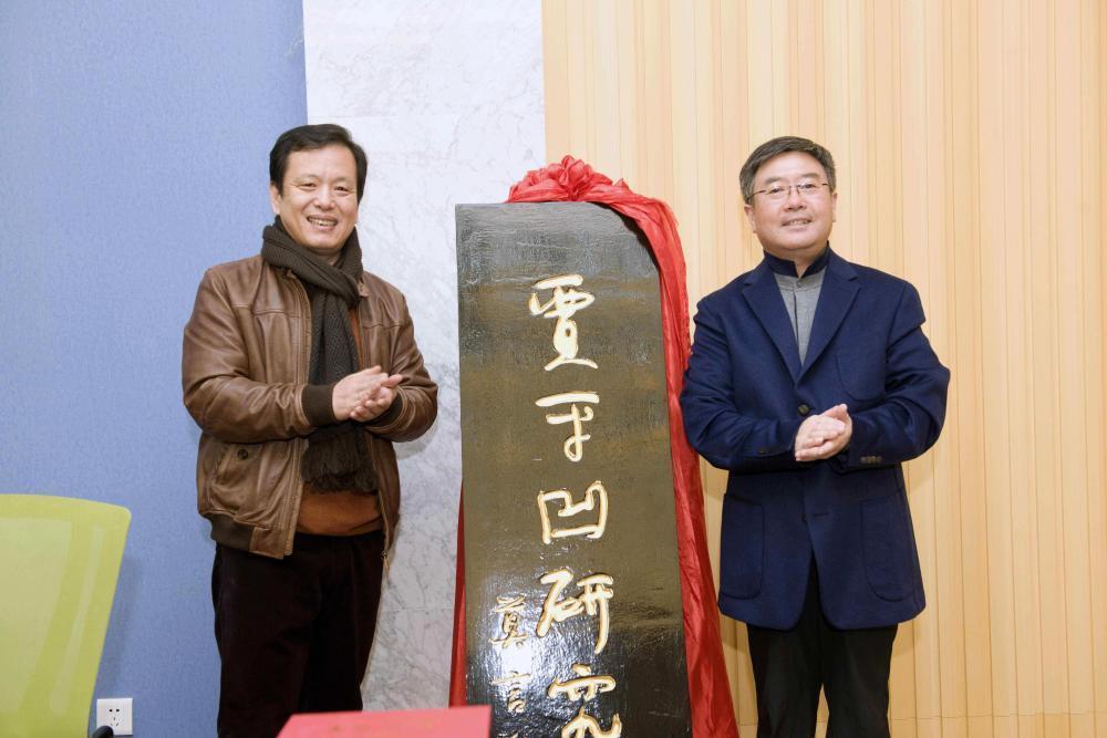 国人有个极不好的毛病:某事某人一出名就为其立像、设馆(所)研究。如研究《红楼梦