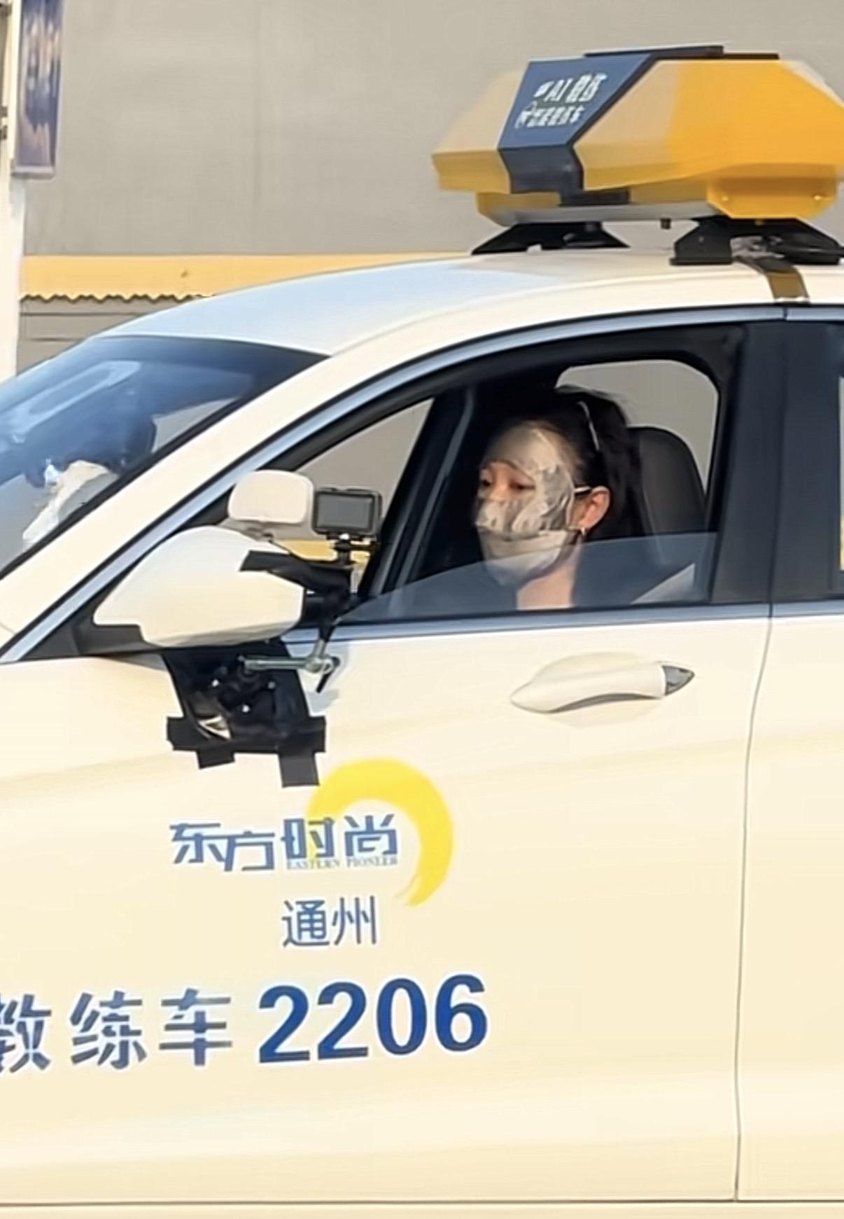 网友在北京偶遇倪妮学驾照，没想到她现在还没驾照，一直以为明星有钱人都是私教，不会