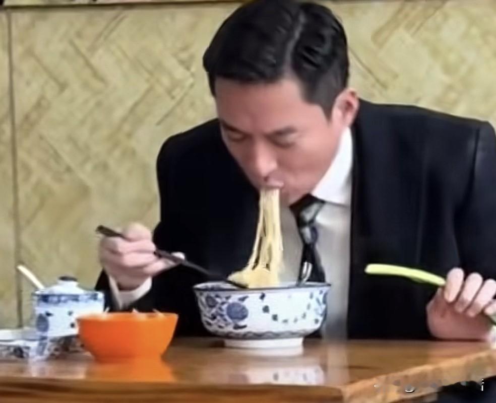 网友面馆偶遇网红霸总，一口面一口葱！网友直呼：生吃大葱大蒜，山东人真的顶？