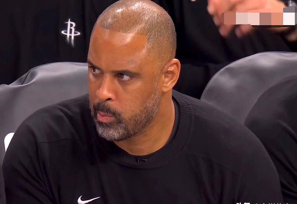 火箭赢球这波操作绝了！乌度卡赛后脸都笑烂了，藏都藏不住的满意！缺了杜兰特和亚