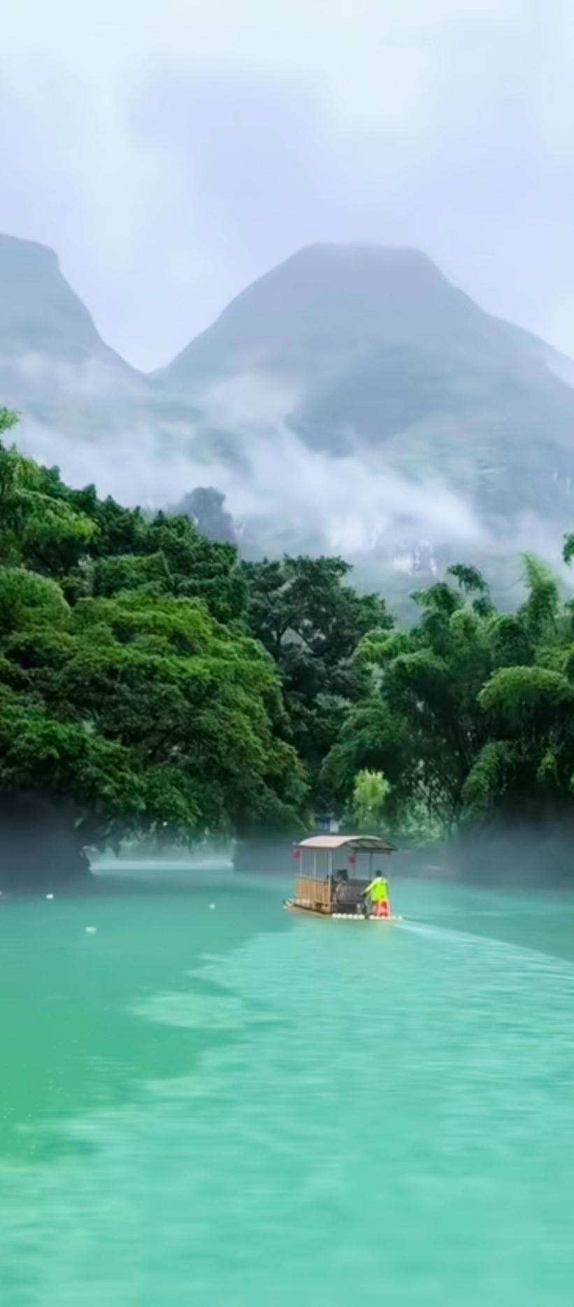 家乡美:雾锁山头树，人在画中游。