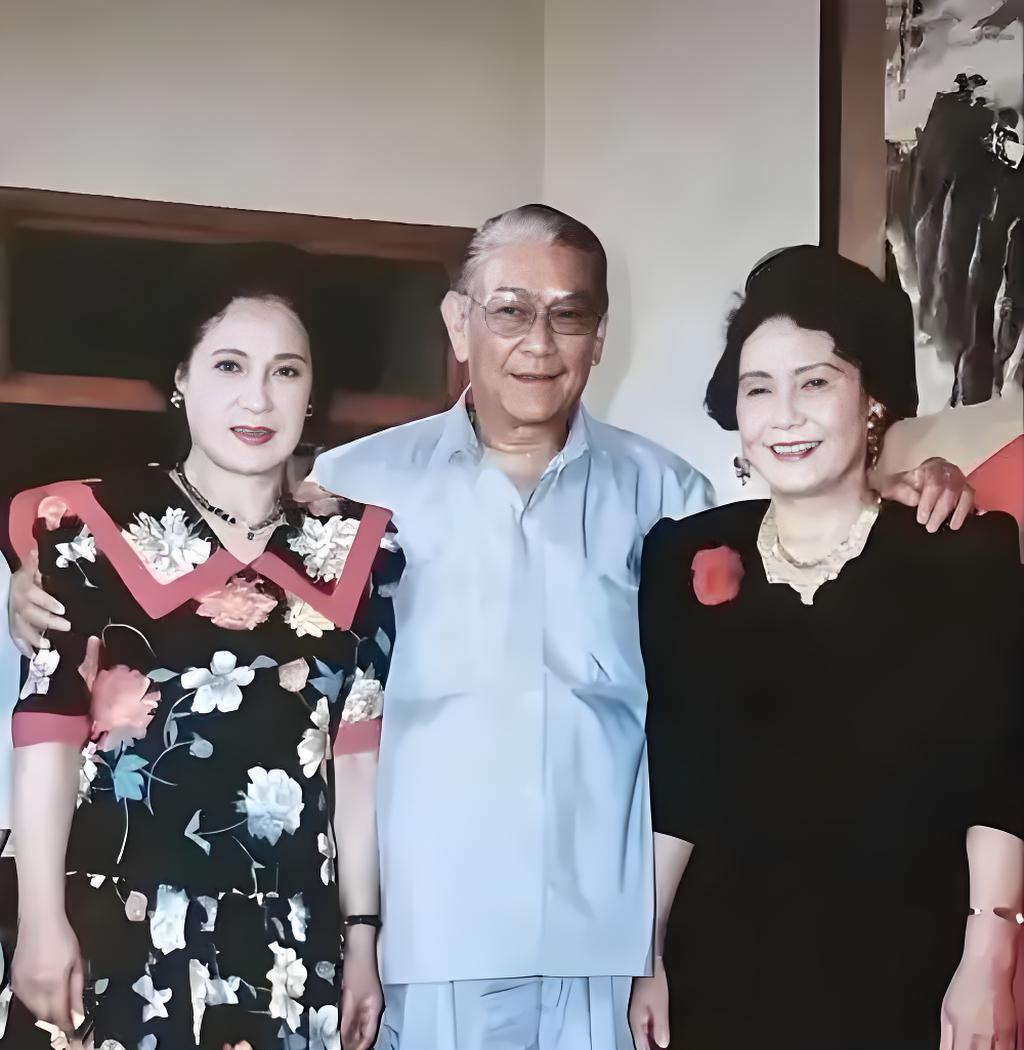 这张老照片，拍摄于八十年代。我一眼就认出了中间的导演演员谢添，而另外两位靓丽的女
