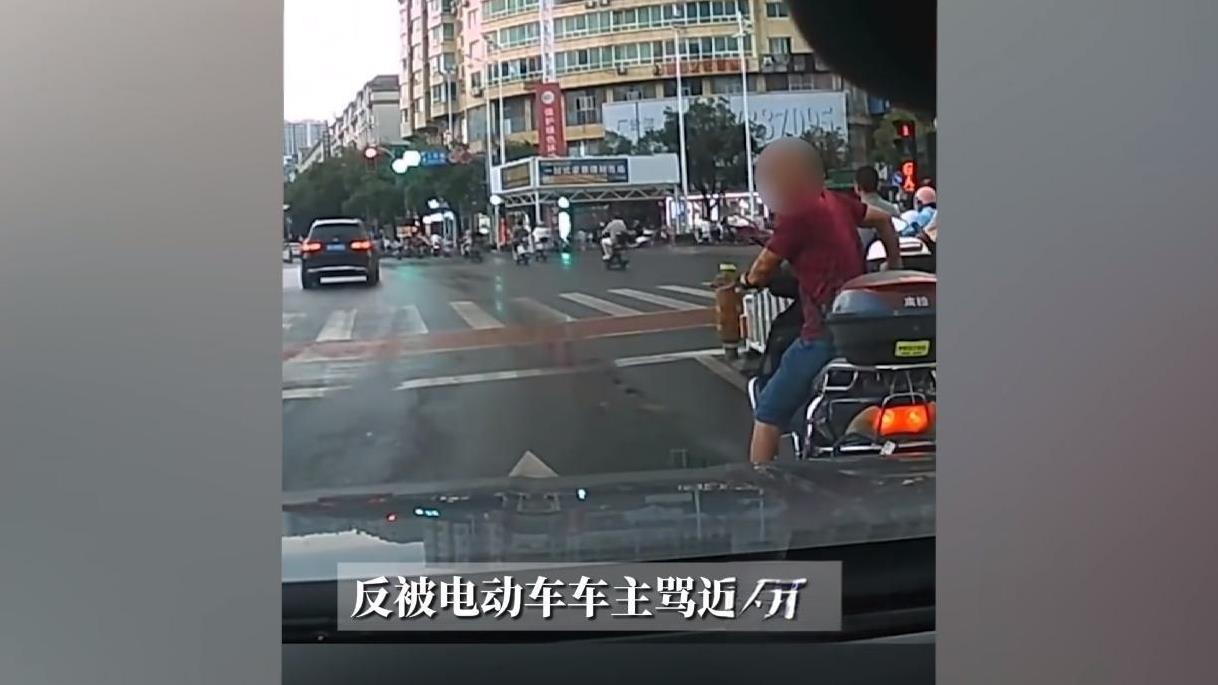 “必须严惩！”7月26日，广西桂林，一女子驾车在机动车道行驶时，被一位男子骑着电