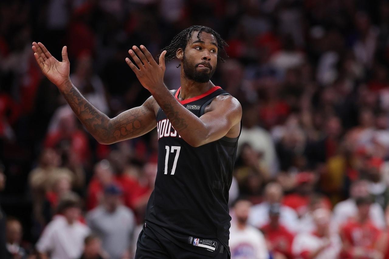 第三节还剩四分多钟时，伊森在弧顶接球3分出手，球终于飞进了篮筐！进球后，伊森双