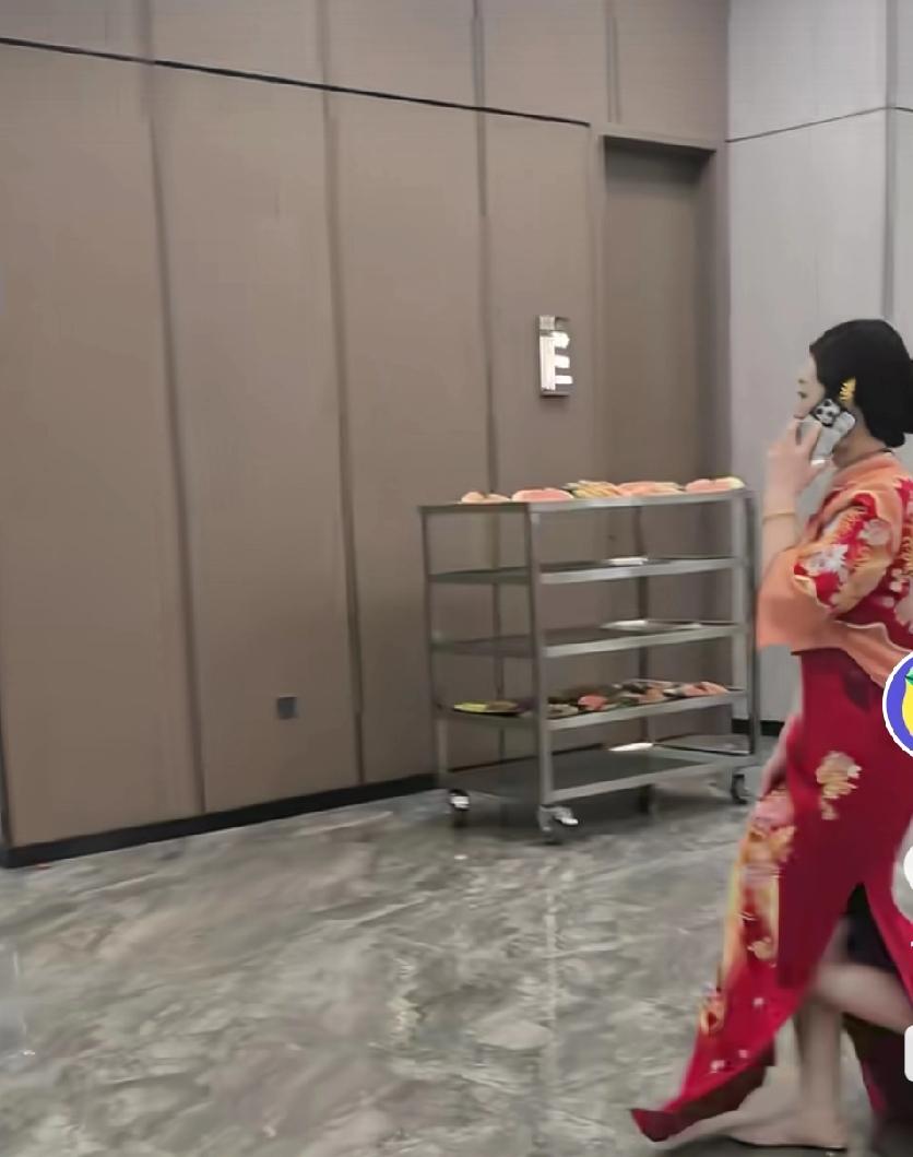 陈亚楠结婚，这是走累了。干脆把高跟鞋脱了，光个大脚丫子，手里提着裙子。大步流星的