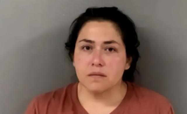 美国阿拉巴马州，三名儿童在母亲的卧室中玩耍，发现了一把已经上膛的手枪，以为是玩具